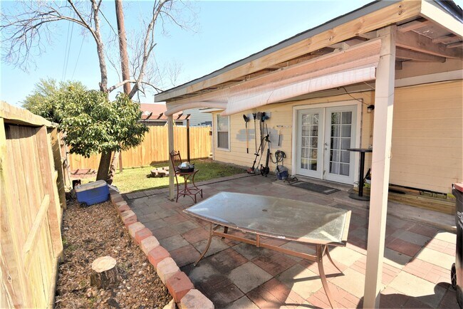 Building Photo - 7423 River Pines Dr