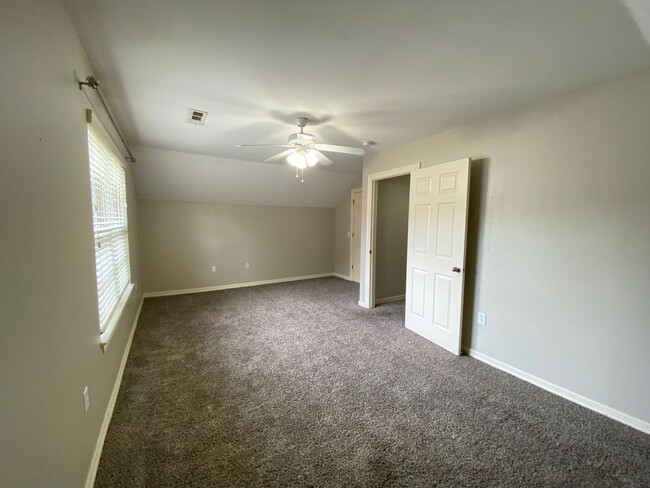 Building Photo - 4 BEDROOM TOWNHOUSE FAYETTEVILLE AR! Ready...