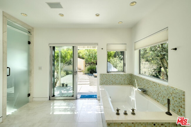 Building Photo - 6000 Philip Ave