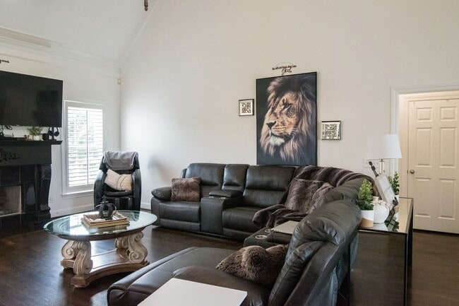 Building Photo - Luxury Living w/ Pool In Brentwood!