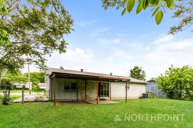 Building Photo - Mesmerizing Single Family Home | 3 BR/1.5 BA | 1-Car Covered Parking | Front and back yard!