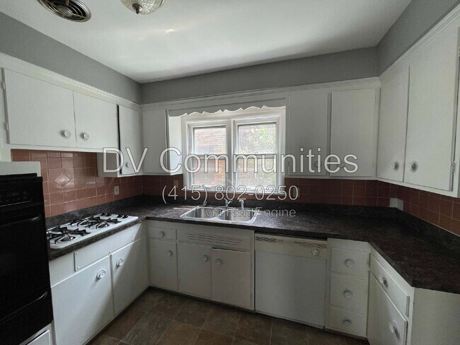 Building Photo - 1504 Sherbrook Rd