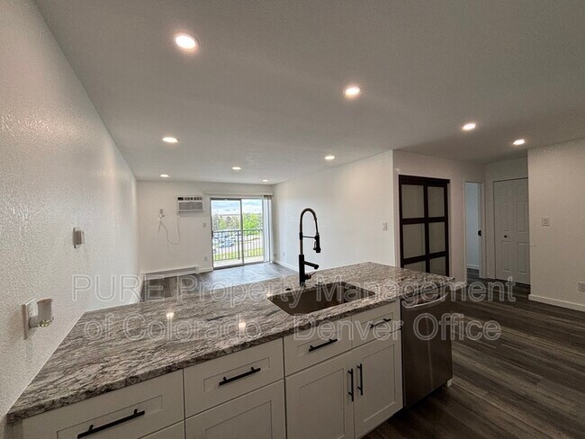 Building Photo - 1150 Golden Cir