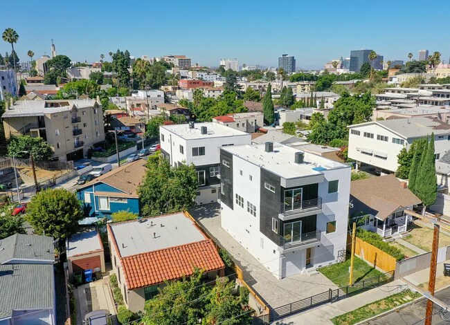 Building Photo - 3-story townhome is optimized for your L.A lifestyle 1st month free!