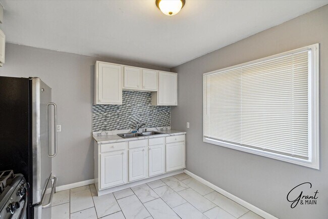 Building Photo - 3 bedroom bungalow - $1325
