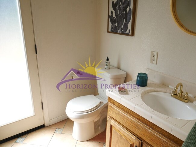 Building Photo - 1704 Summerhill Ct