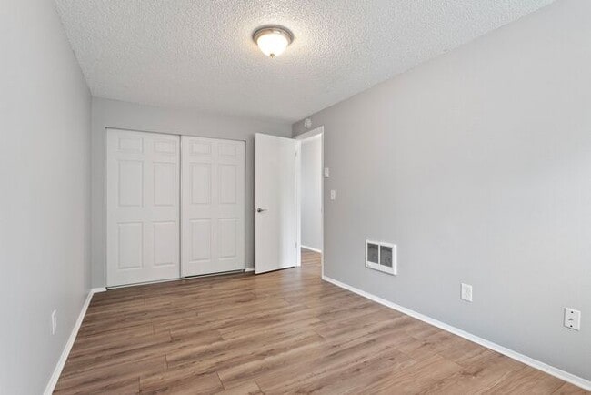 Building Photo - 2 bedroom 1 bath in Clackamas!!