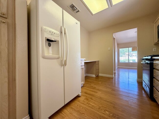 Building Photo - Spectacular furnished 2 bedroom townhouse ...