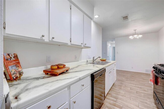 Building Photo - 703 Country Aire Dr