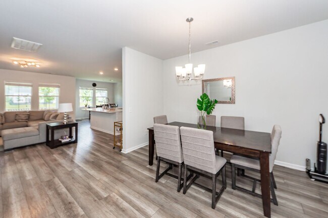 Building Photo - 6 Bedroom 4.5 Bath in Limehouse Village - Summerville