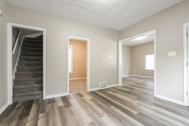Building Photo - 743 Diamond Ave