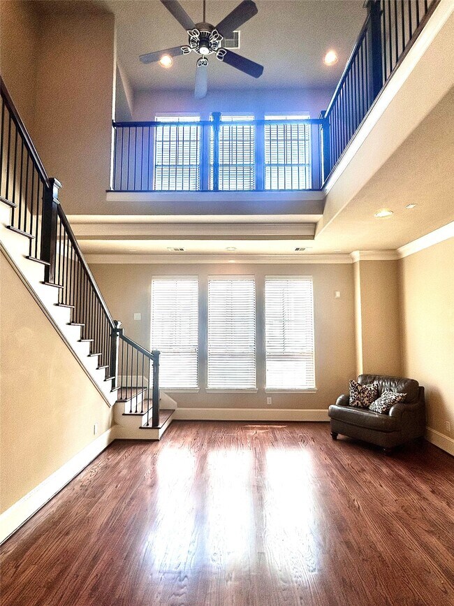 Building Photo - 1049 W 22nd St