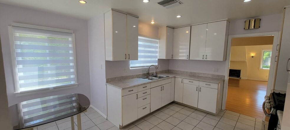 Building Photo - 567 South St