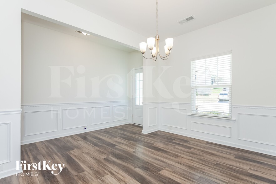 Building Photo - 5521 Begonia St