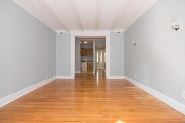 Building Photo - 9/1 Spacious, sunny 4BR/1.5BA with AC, balcony near Green Line!