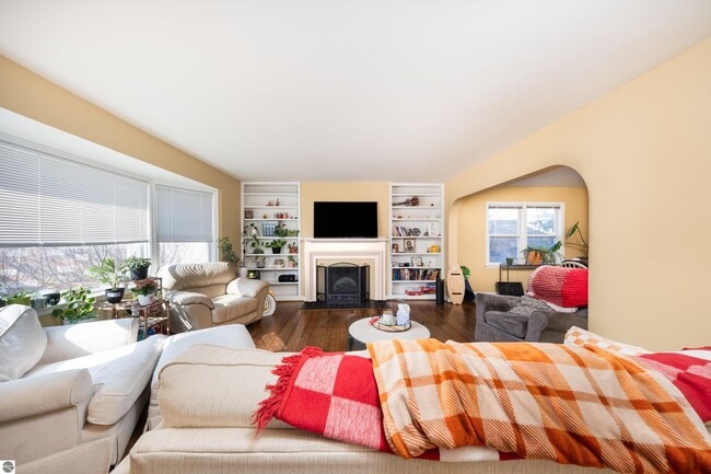 Building Photo - Charming In-Town Rental – Close to Downtow...