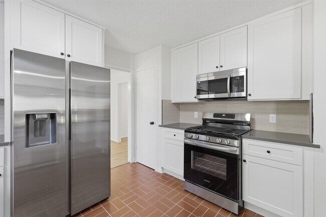 Building Photo - 3930 Cypress Hill Dr