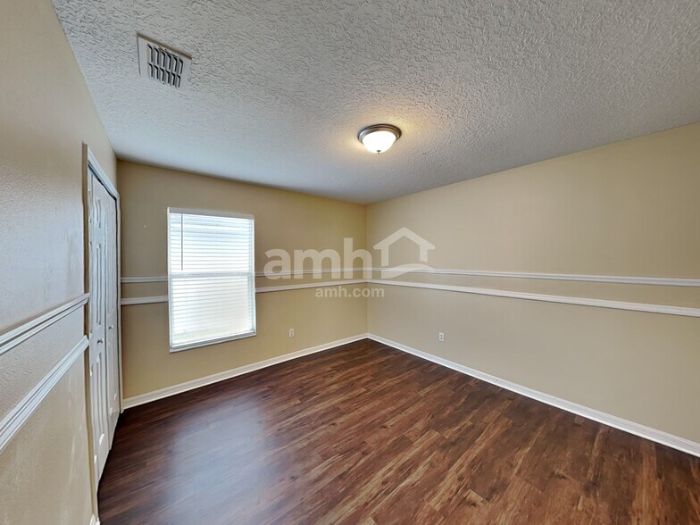Building Photo - 722 Meadow Park Dr