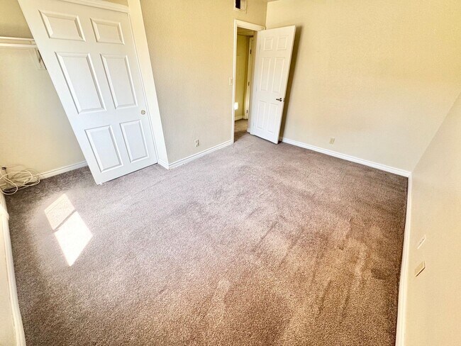 Building Photo - BEAUTIFUL 1 BEDROOM CONDO!