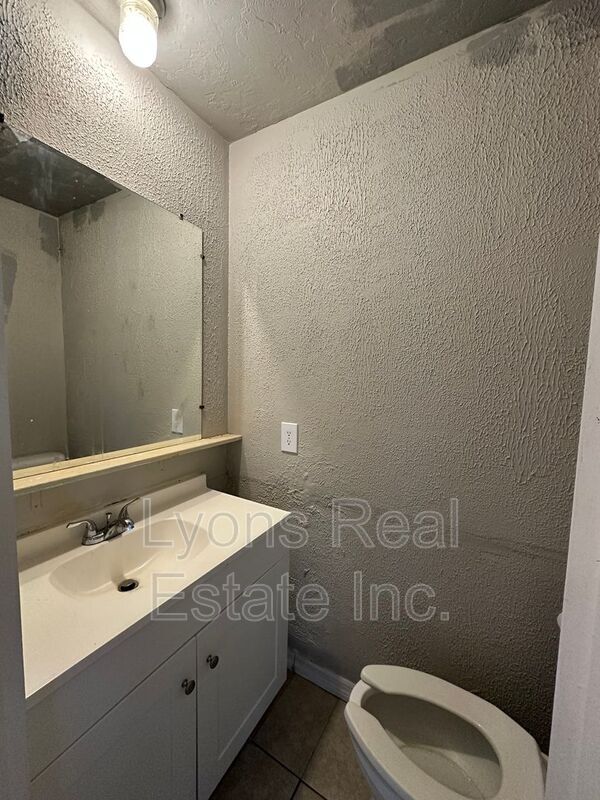 Building Photo - 2210 Cantor Ln