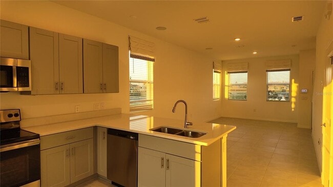 Building Photo - 2004 Viewfinder St