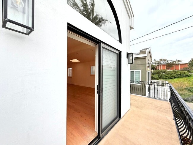 Building Photo - Fantastic 2-Story Home 3 bed 2.5 bath with backyard in Prime Golden Hills-Redondo Beach