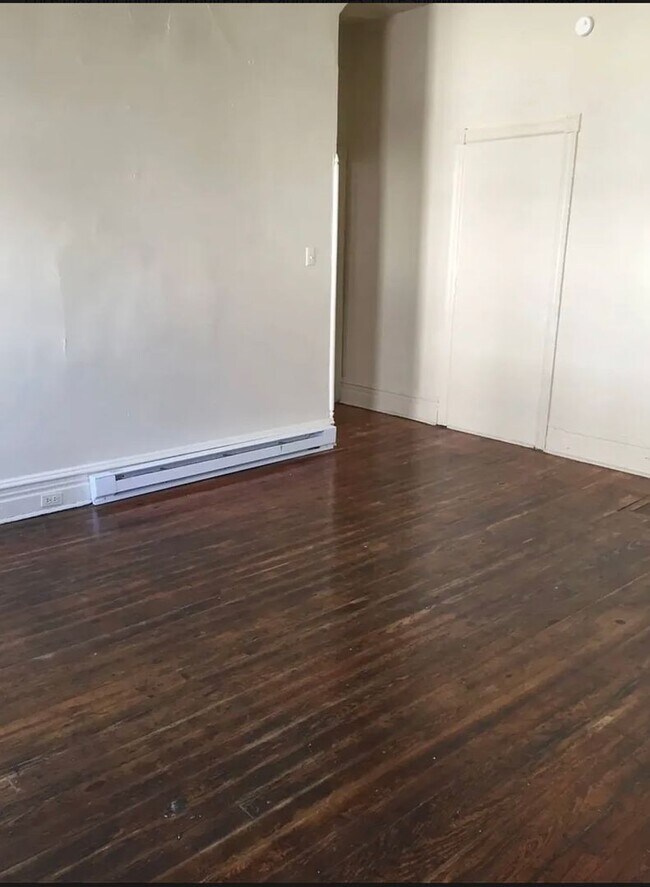 Building Photo - Student Housing 5 bedroom House Available Now & 2026-2027 School Year!