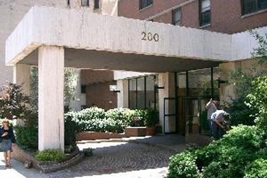 Building Photo - 200 E 90th St