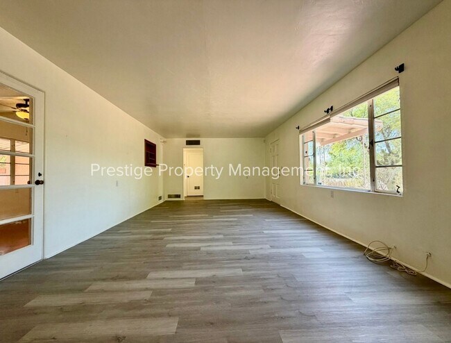 Building Photo - Spacious With Vintage Charm- 2/1 Centrally Located and Waiting For You!