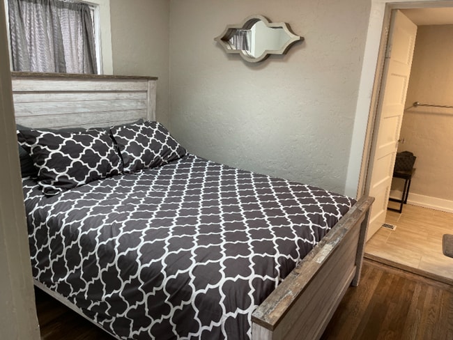 Building Photo - Stunning Duplex in Historic Old Town