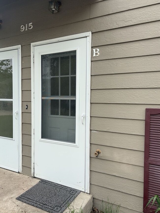Building Photo - 915 Defoe St