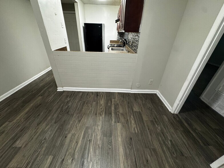 Building Photo - Room in Apartment on Stanton Rd SW