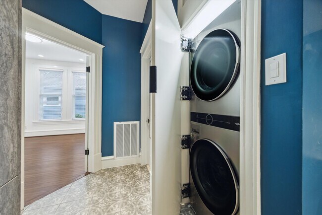 Building Photo - 208 E 12th St