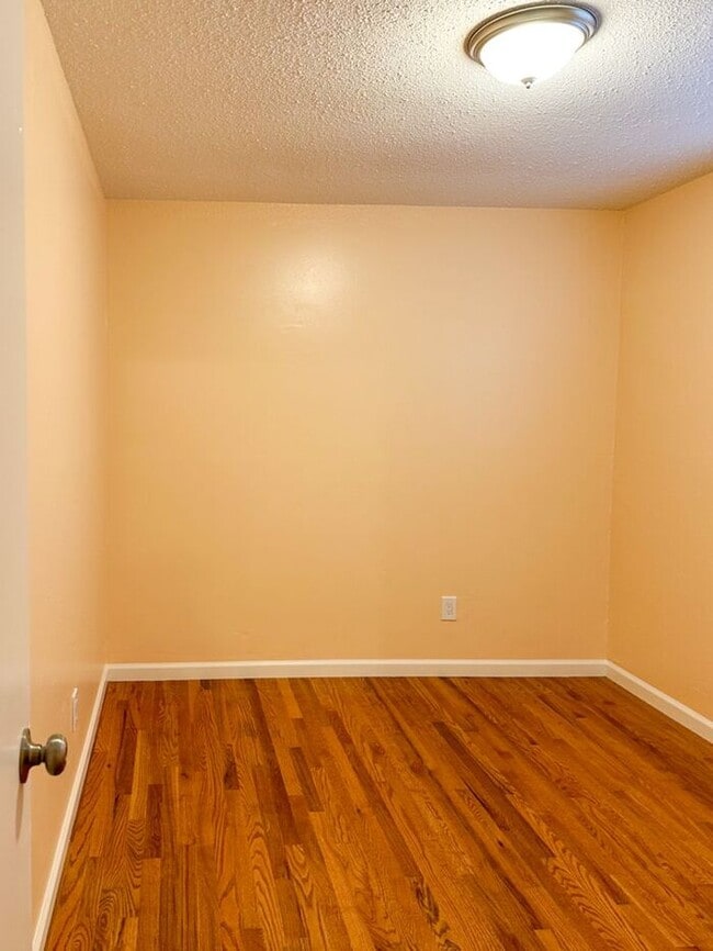 Building Photo - Cozy 2-Bedroom Home with Hardwood Floors N...