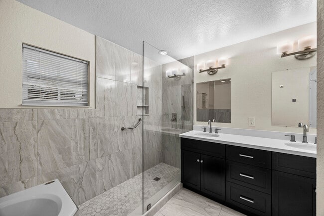 Building Photo - 1622 S Club Dr