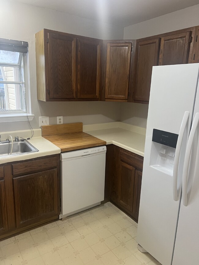 Building Photo - Charming End-Unit Townhome for Rent - 2 Be...