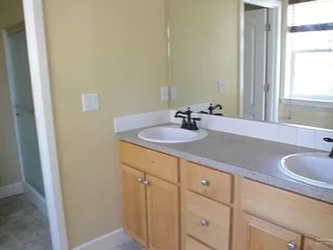 Building Photo - 3 Bed 2.5 Bath Home in desirable location!