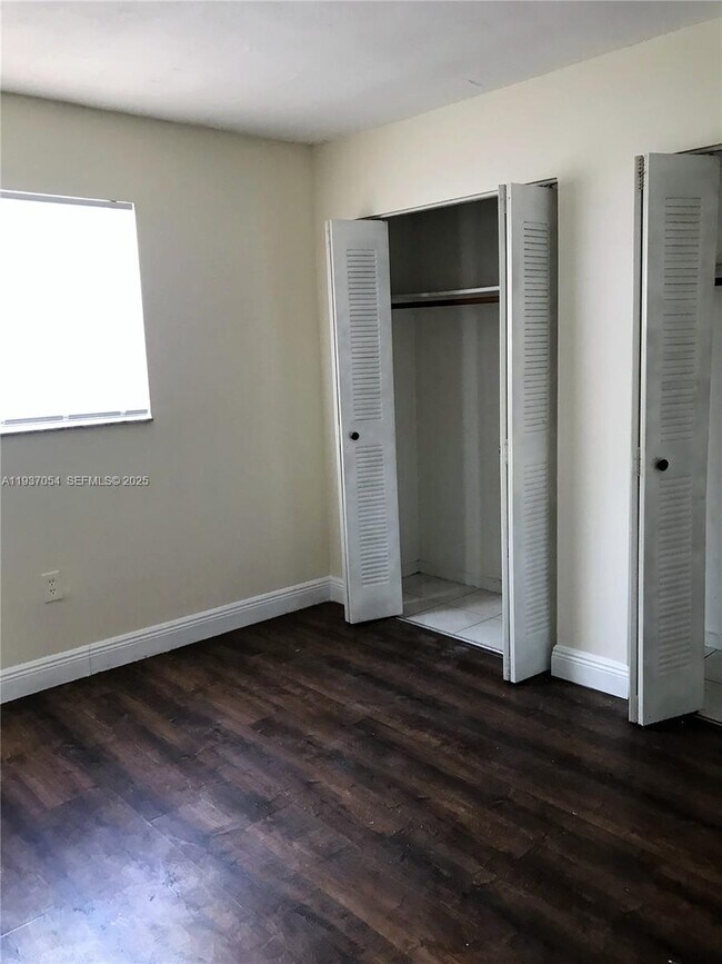 Building Photo - 10090 NW 80th Ct