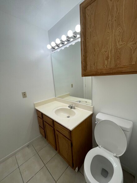 Building Photo - 1205 Vinyard Ct