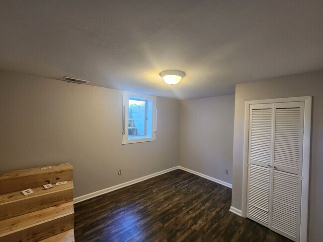 Building Photo - 805 E 32nd St