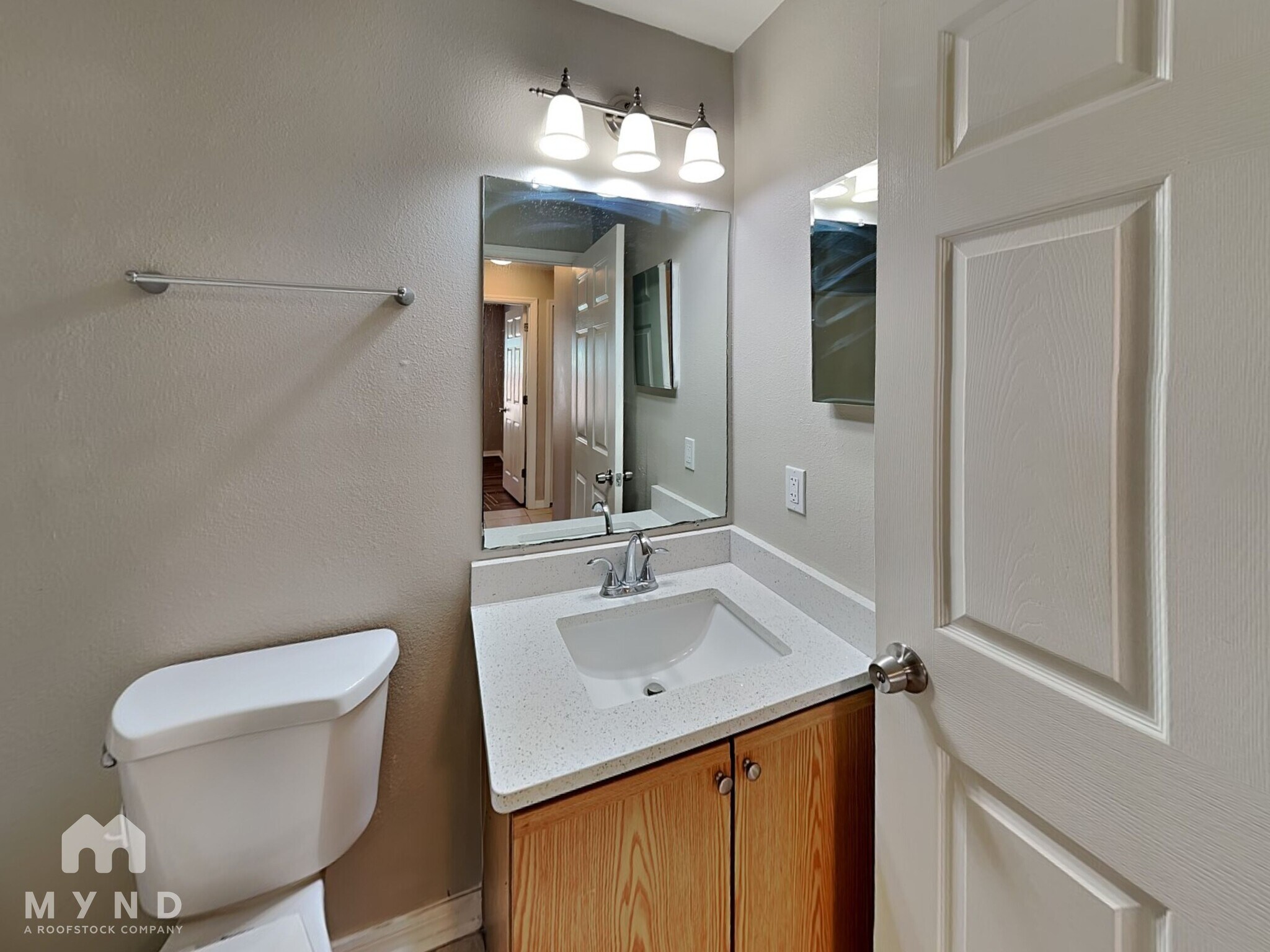 Building Photo - 5704 English Oak Dr S