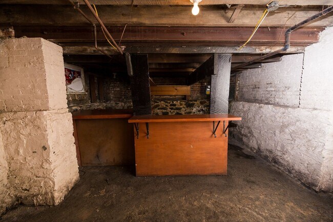 Building Photo - 2026/2027 JHU Off-Campus 5bd/3ba Charles Village w/ W/D & parking!.. Available 6/9/26