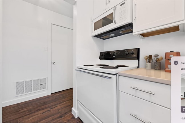 Building Photo - Updated one bedroom condo in heart of Austin!