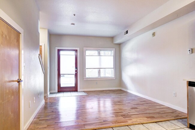 Building Photo - Renovated 1 Bedroom 1 Bathroom Townhome in...