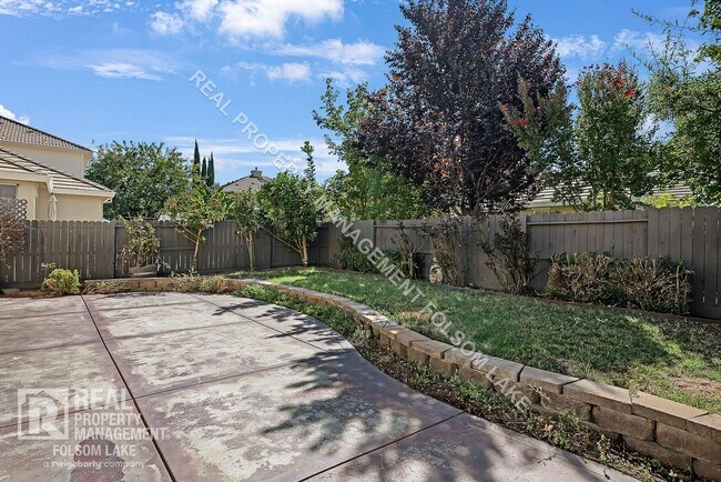 Building Photo - Spacious 4 bedroom 3 bath home in Anatolia