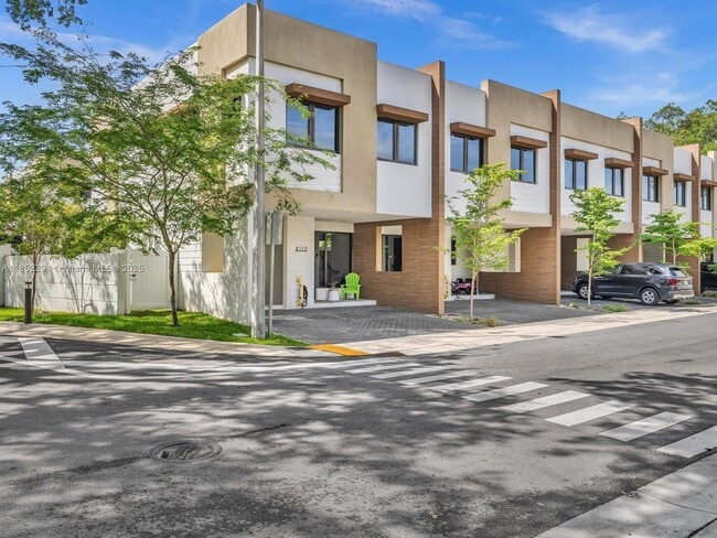 Building Photo - 4110 N Oak Pl