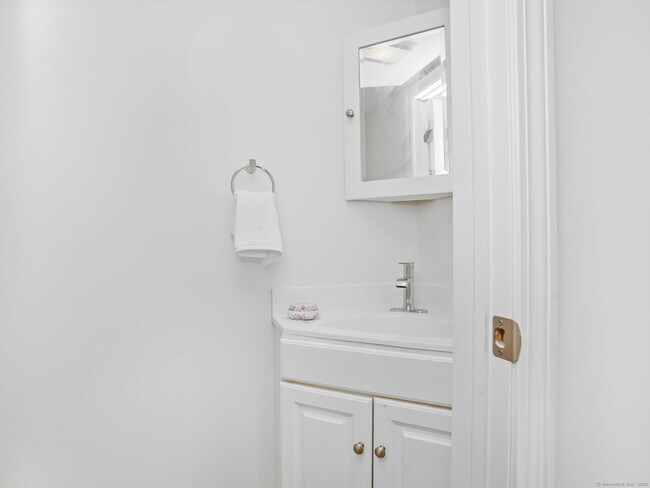 Building Photo - 240 Sunnyridge Ave