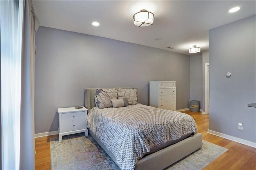 Building Photo - 472 Martin St SE