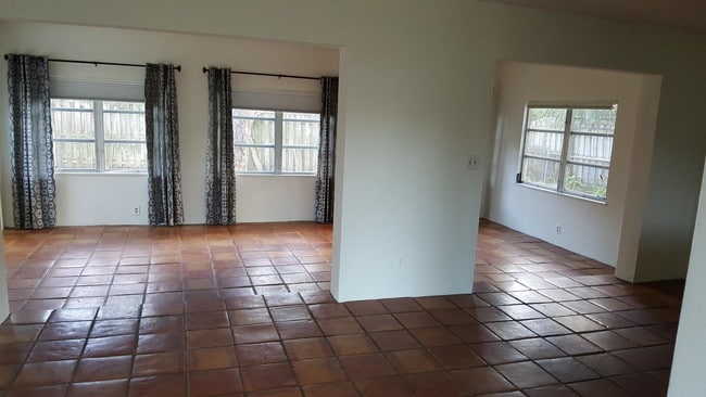 Building Photo - 1132 SW 3rd St