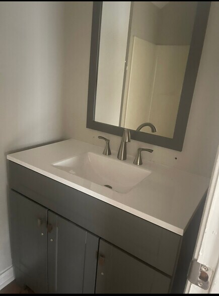 Building Photo - 205 N Trace Ln